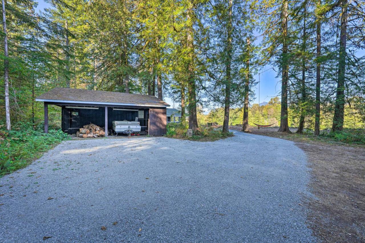 Dreamy Riverside Cabin With Fireplace And Grill Concrete Extérieur photo